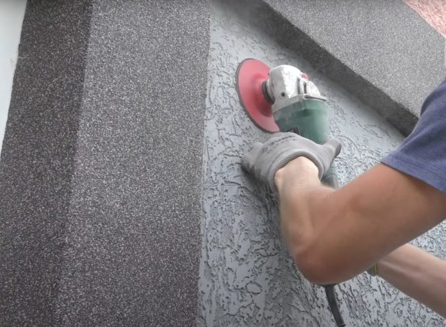 Снимка: Изрязване на контура на отвор в стена с помощта на шлайфмашина с диамантен диск