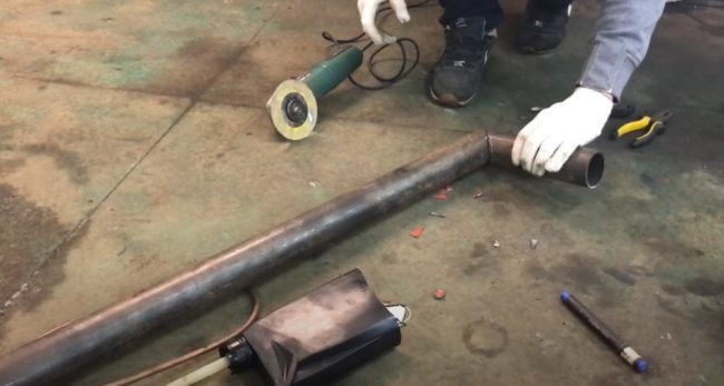 Снимка: Рязане на тръба под ъгъл за направата на комин