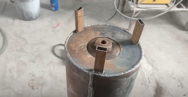 Снимка на варел с крака, монтирани върху вертикално инсталиран газов цилиндър