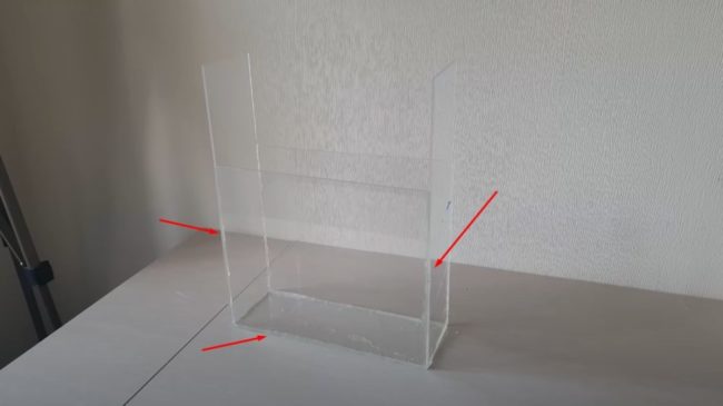 Снимка: Неестетични фуги от небрежно залепване на части от плексиглас