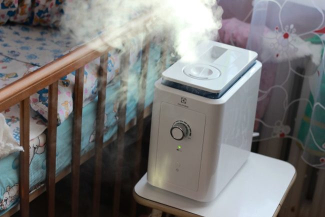 Снимка: Не поставяйте устройството близо до детско легло с пара, насочена към детето.