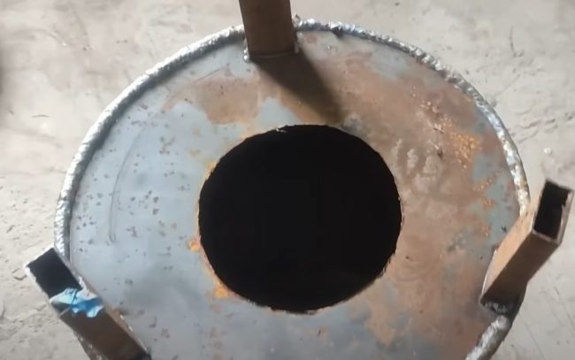 Снимка на дъното на бъчвата с крака и широк ръб