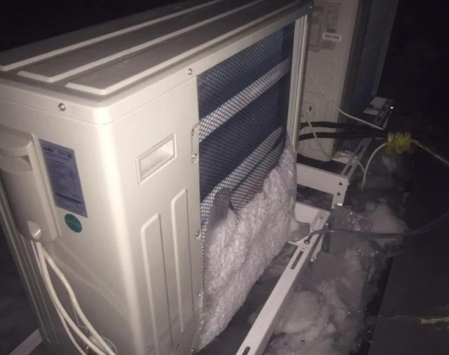 Снимка - Замръзнало външно тяло на климатик