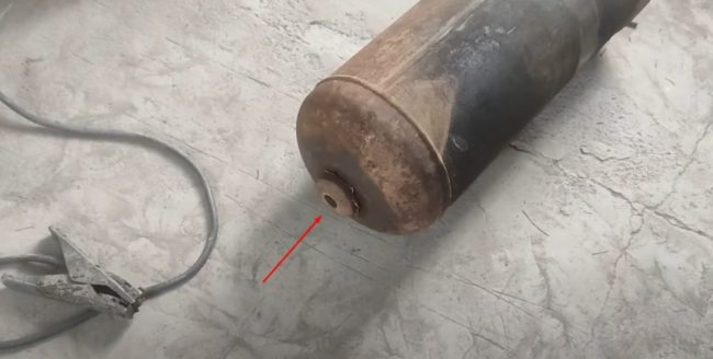 Снимка на газова бутилка, изгоряла при пожар без клапан.