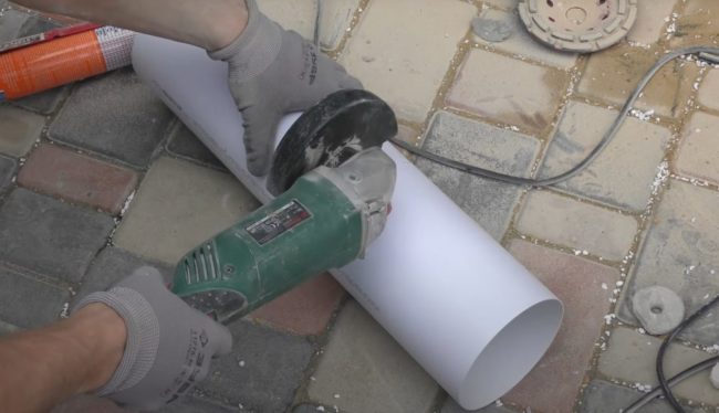 Снимка: Отрязване на излишната секция на въздуховода с шлайфмашина