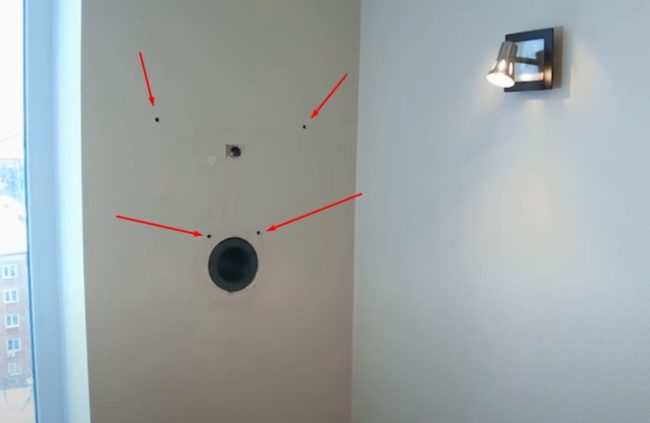 Снимка на отвори с дюбели за закрепване на тялото на брийзъра