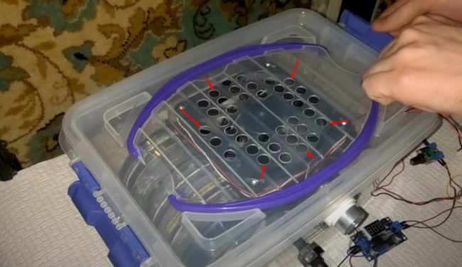 Снимка на отвора в капака за изпаряване на вода