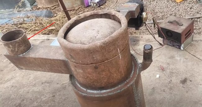 Снимка на печката, сглобена със заварен комин