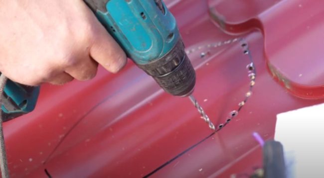 Снимка: Маркировка на перфорация върху метален покрив