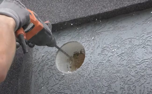 Снимка: Перфориране на стена с дълга бормашина за бетон