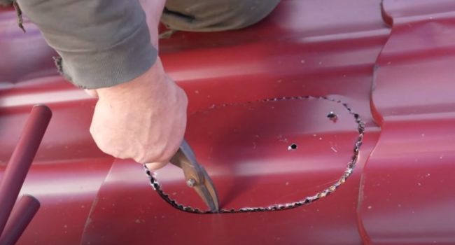 Снимка: Подготовка на отвор в метална керемида за преминаващ елемент