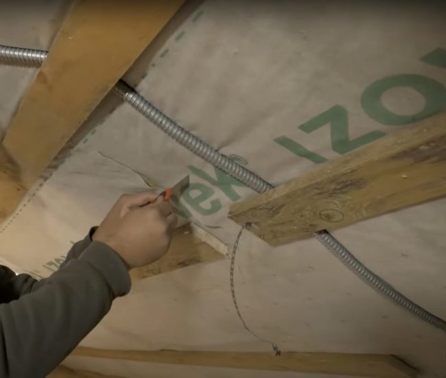 Снимка: Подготовка на отвор в изолацията на покрива