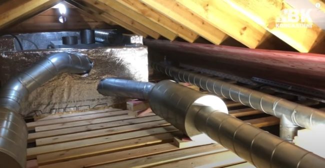 Снимка на въздуховоди, свързани към рекуператора със заглушител