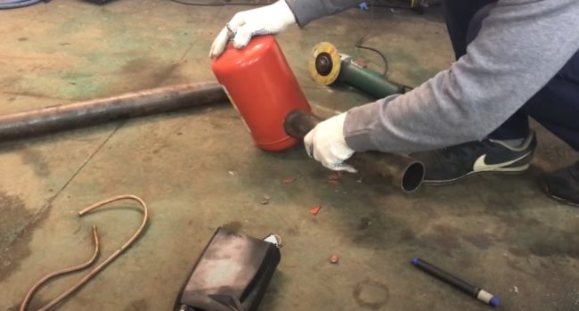 Снимка: Поставяне на секция от тръба към изрязаните отвори на пожарогасител