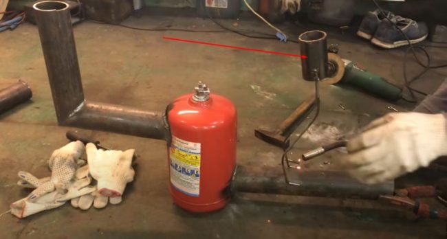 Снимка: Заваряване на стойката на резервоара за гориво