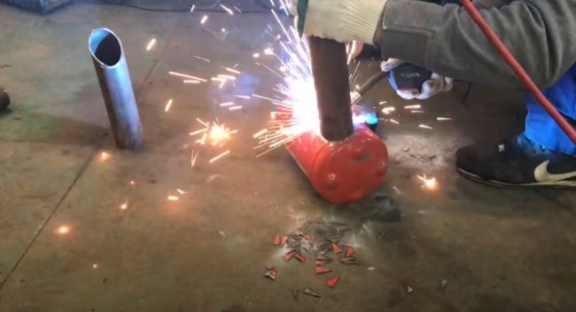 Снимка: Заваряване на тръби към отвори на пожарогасител