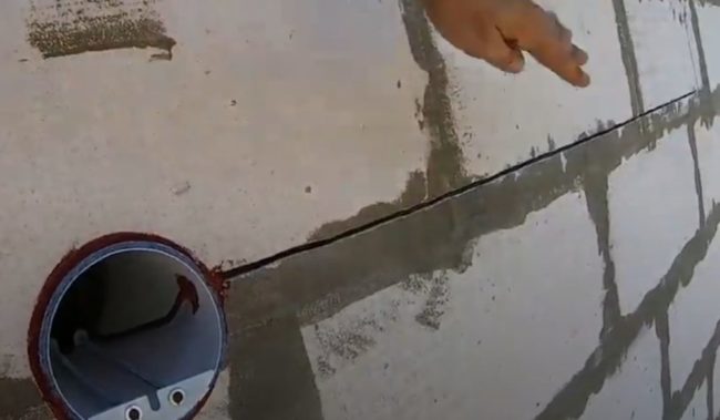 Снимка: Прокарване на кабели в канали за свързване на рекуператорни модули