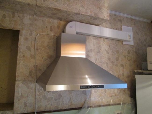 Снимка: Модел с проточен купол и връзка с общата вентилационна система на сградата чрез въздуховоди