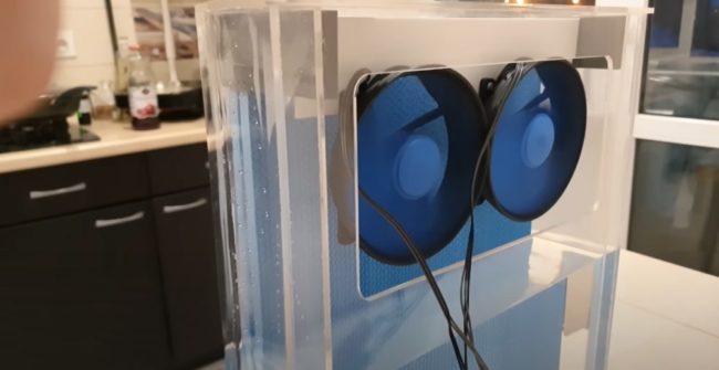 Снимка на работещи охладители в овлажнител, пълен с вода