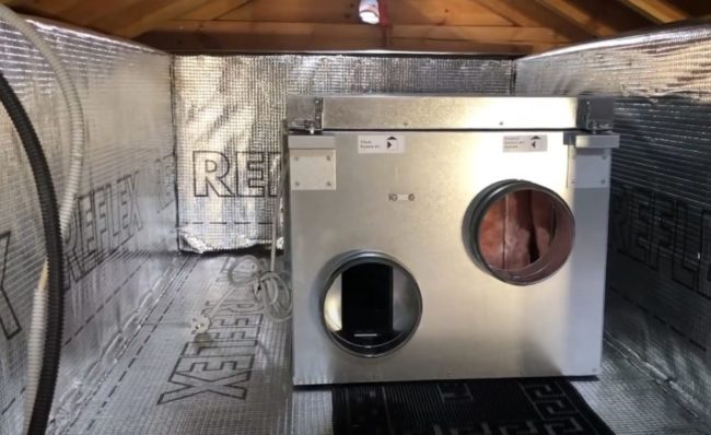 Снимка на рекуператор на топлина в изолирана кутия