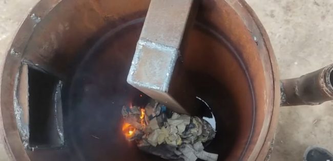 Снимка: Запалване на отработено масло в пещ с горяща хартия