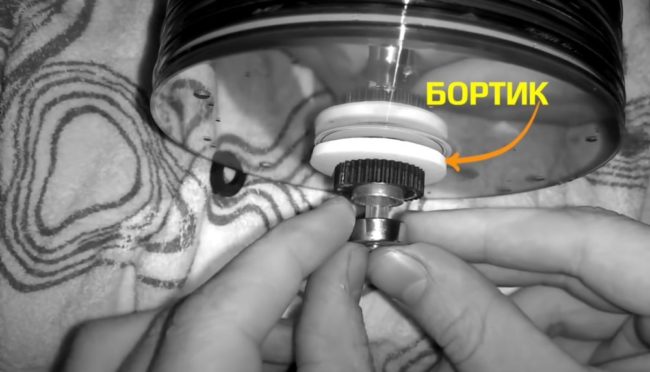 Снимка на сглобяването на механизма за задвижване на зъбни колела