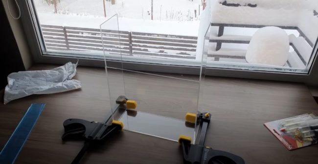 Снимка: Залепване на калъф от заготовки от плексиглас