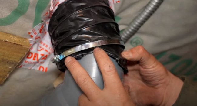 Снимка: Свързване на гофрирана тръба на проходен елемент към PVC канализационен щранг