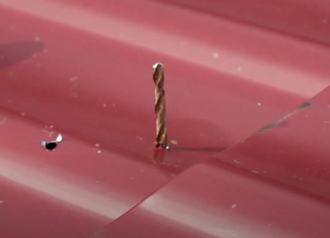 Снимка: Пробиване на покривното покритие от страната на тавана по контура на отвора за проходния елемент