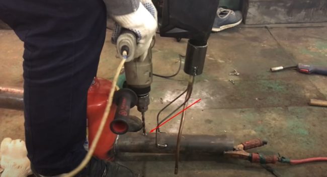 Снимка: Пробиване на отвор за подаване на отпадъци