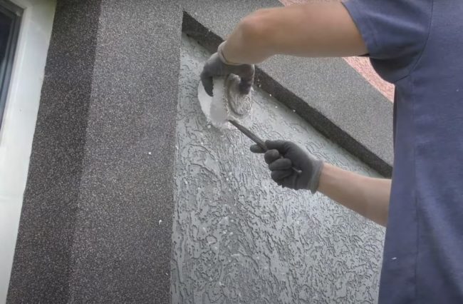 Снимка: Изваждане на парче пяна с декоративна мазилка от пробит отвор