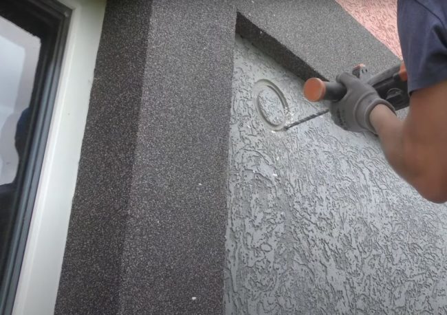 Снимка: Задълбочаване на контура на разреза на стената с бормашина