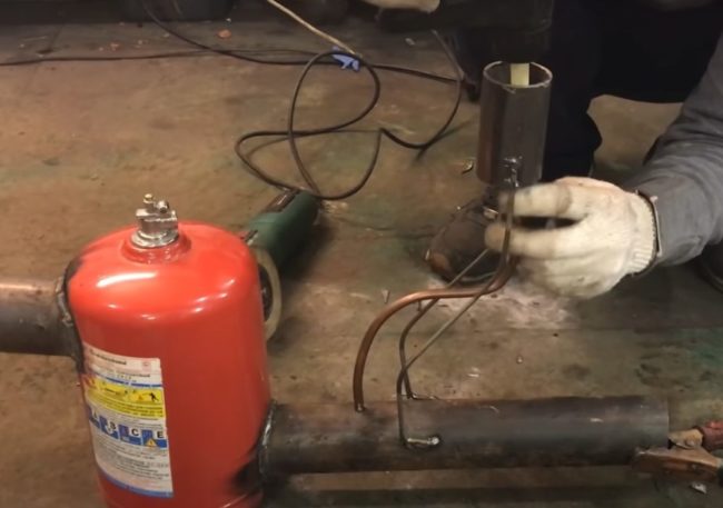 Снимка: Монтаж на резервоар и тръба за подаване на отработено масло