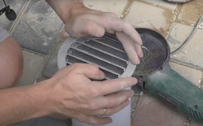 Снимка: Монтиране на външна решетка на въздуховод