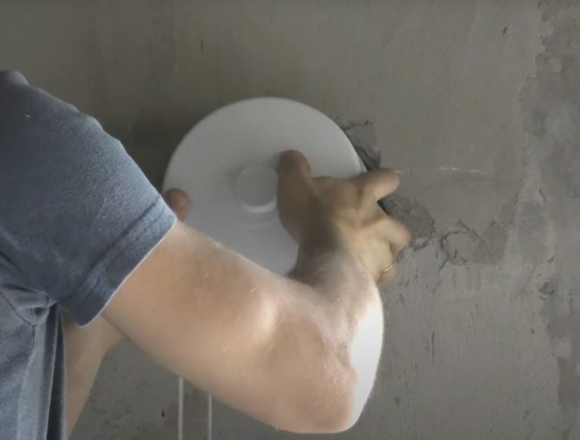 Снимка: Монтаж на захранващ клапан на въздуховода от страната на помещението