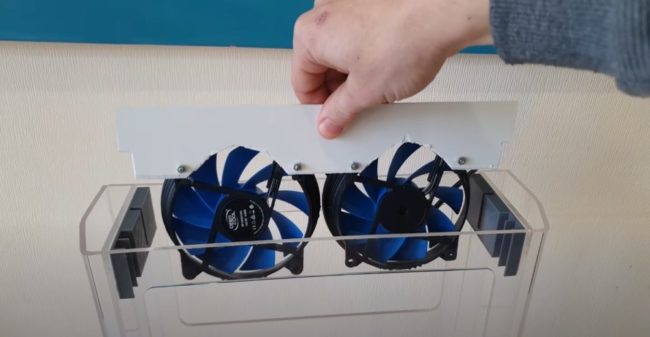 Снимка: Инсталиране на вентилатори в корпуса на устройството