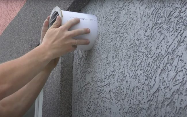 Снимка: Монтаж на въздуховод с решетка в отвор през стената