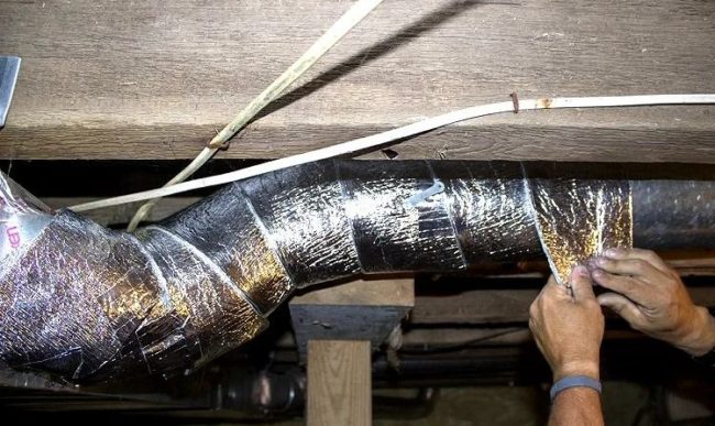 Снимка на тръбопровод, изолиран с разпенен полиетилен