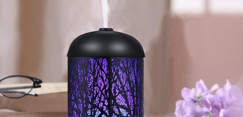 Снимка на овлажнител с функция за ароматерапия в свободно пространство в средата на стаята