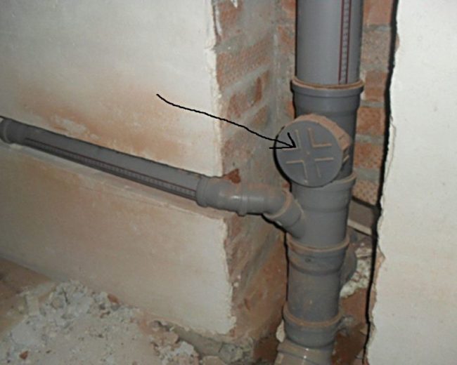 Снимка на канализационен вентилационен канал с инспекционен люк