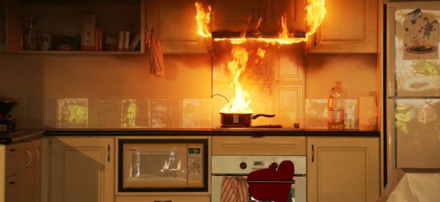 Снимка: Пожар на електрическо оборудване във вграден абсорбатор с кухненски мебели