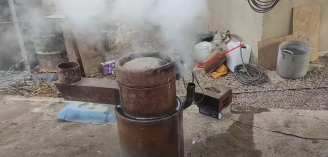 Снимка: Пара, излизаща през водопроводната тръба към отоплителната система