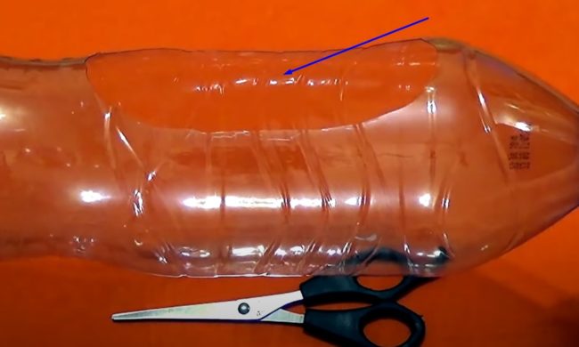 Снимка на дупка, изрязана в бутилка