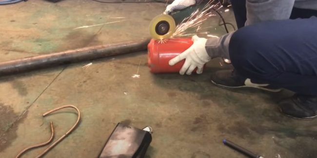 Снимка - Изрязване на отвор в пожарогасител за подаване на кислород и отработени газове