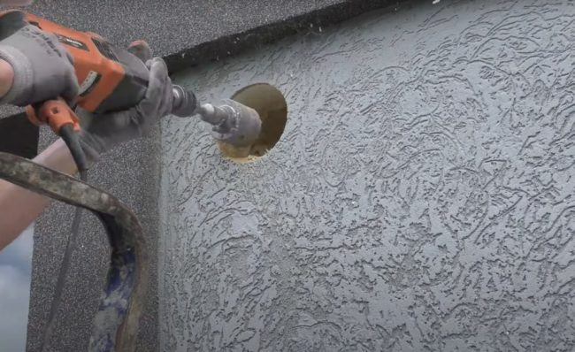 Снимка: Пробиване с бормашина с малък диаметър във фрагмент от материал на носеща стена