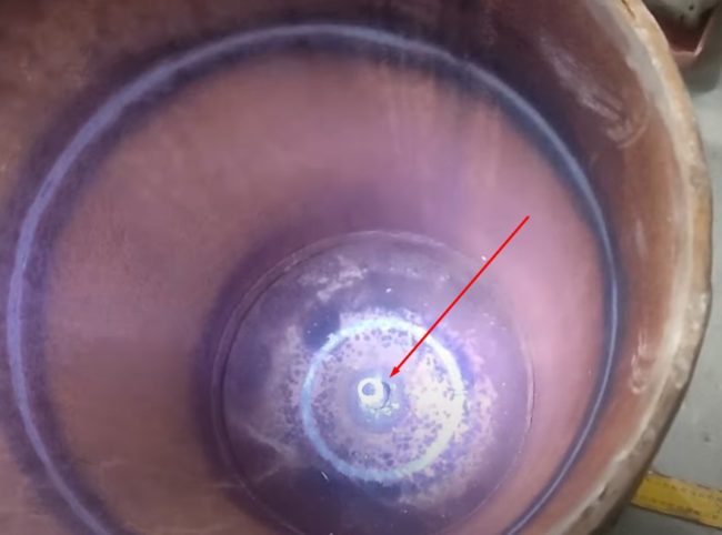 Снимка на тръба, водеща вътре в цилиндъра за подаване на отпадъци в пещта