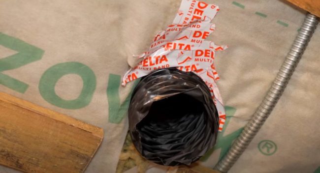 Снимка на изход на гофрирана тръба през покривен пай