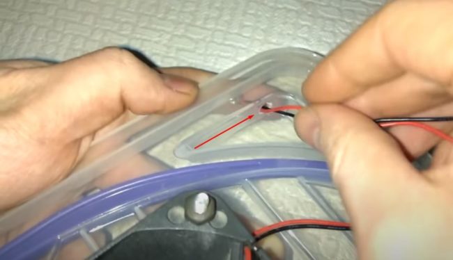 Снимка: Окабеляване през отвора в капака на мултикутията