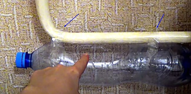 Снимка на бутилка, залепена с тиксо за тръба