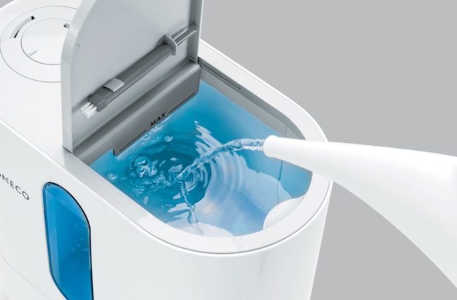 Снимка: Пълнене на резервоара с пречистена вода до горната маркировка